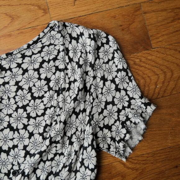Urban Outfitters Floral Faux Button Black Stone Smocked Top Women's Size XS - Picture 6 of 7